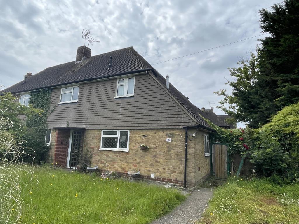 Lot: 108 - SEMI-DETACHED HOUSE IN NEED OF IMPROVEMENT - Front view of semi for improvement